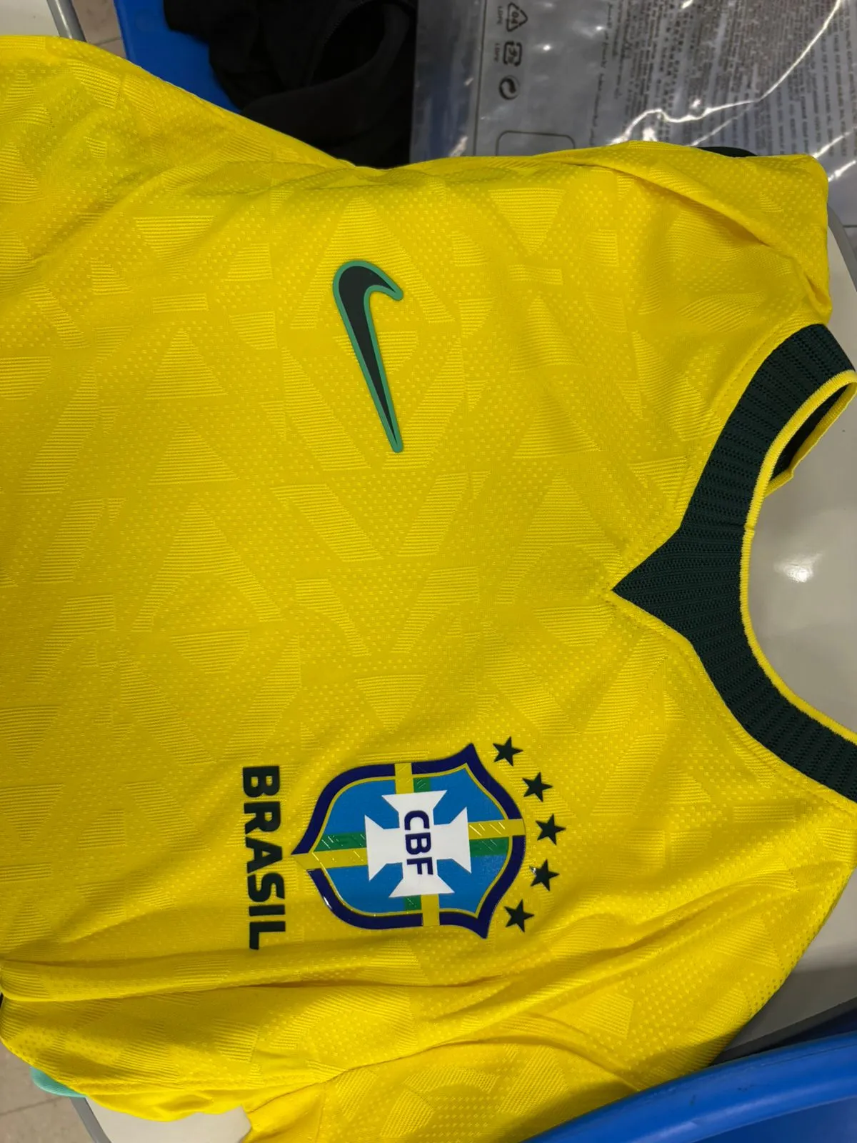 Foto enviada por cliente mostrando a qualidade da camisa do Brasil